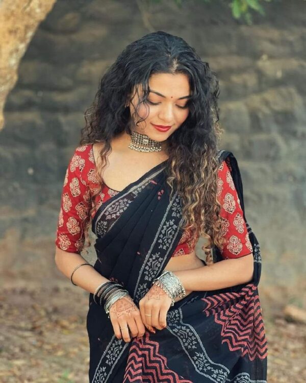 Raat Ki Rani – Black & Red Handblock Saree